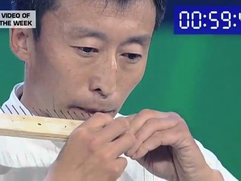 Passer un fil dans des aiguilles, avec la bouche - record du monde