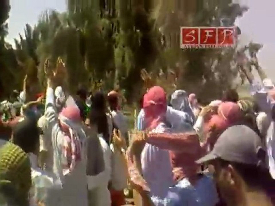 الدعاء لحماه في مظاهرة الميادين بدير الزور 5-8-2011