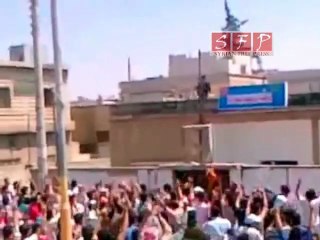 درعا - الحراك - إزالة صور المجرم  - جمعة الله معنا - 5-8-2011