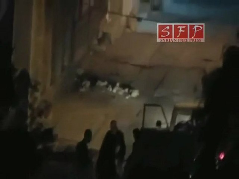 اطلاق الرصاص من قبل قوات الامن لتفريق المتظاهرين بدرعا طريق السد 5 8 2011