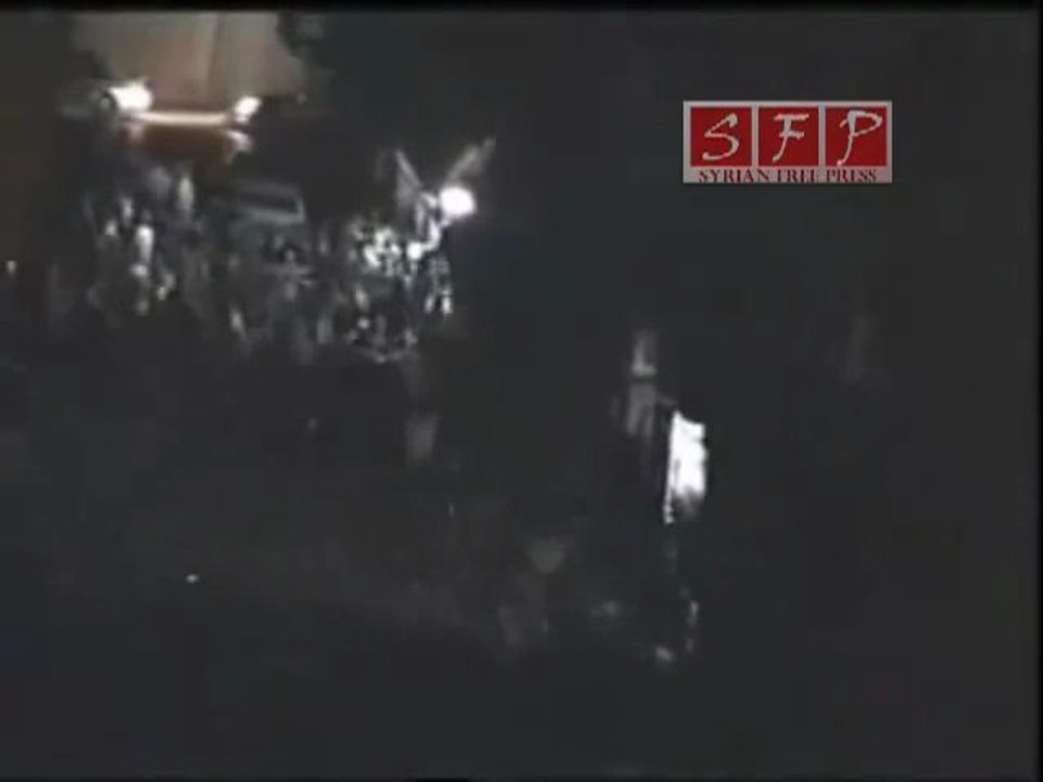 مدرعة تحاول دهس المتظاهرين حمص 6-8-2011