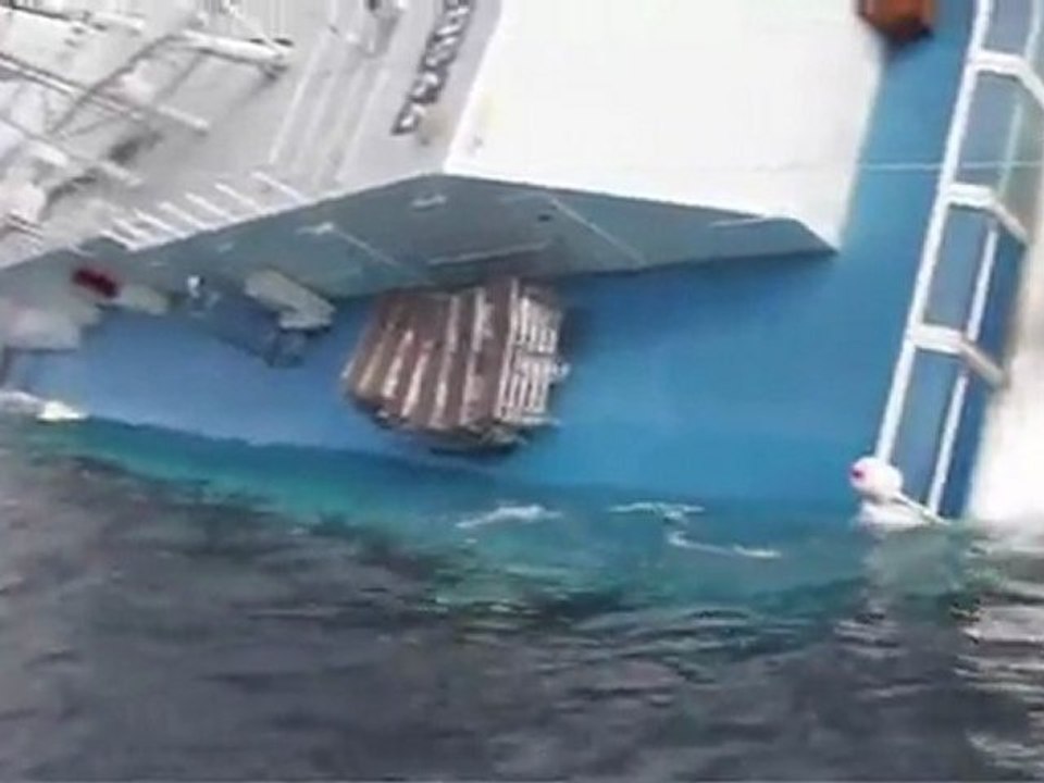 Isola del Giglio - Costa Concordia - VVF dopo le cariche esplosive