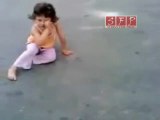 طفلة سورية تبكي على أبيها - وحشية بشار الأسد 8-8-2011