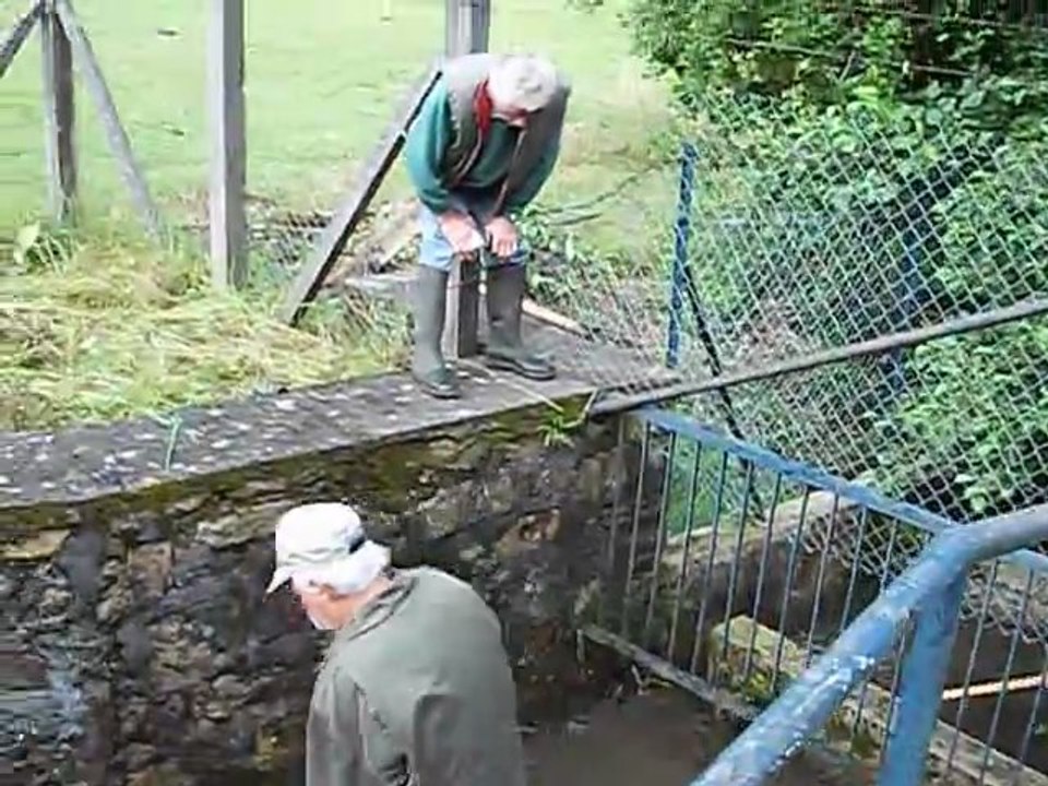 Nettoyage de la passe à poisson de Thiézac le samedi 23 juillet 2011