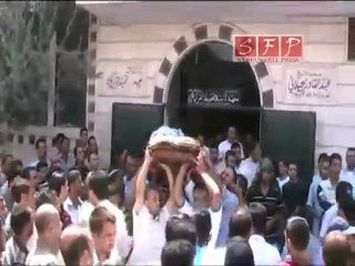 فري برس   حمص بابا عمرو تشييع الشهيدعبد الكريم مبارك 13 8 2011