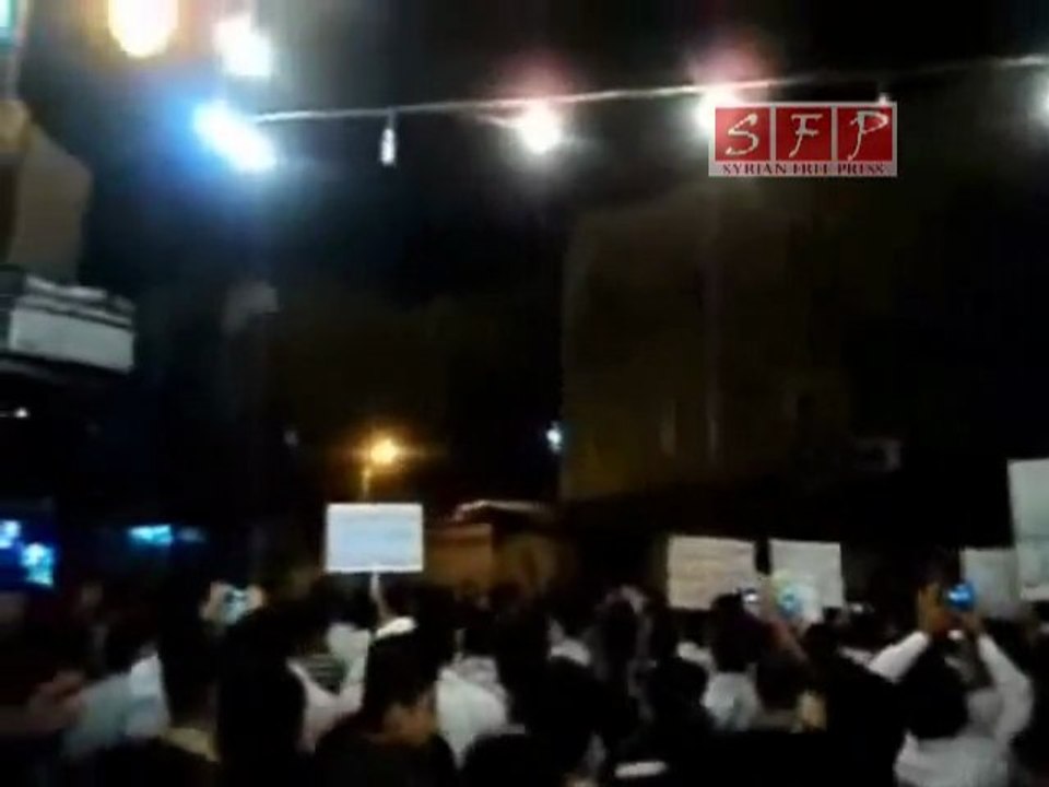 فري برس | دوما بعد التراويح مقطعين مع المتظاهرين 16-8-2011