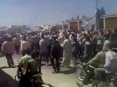 فري برس - حلب - تل رفعت تمزيق صورة المجرم بشار 19-8-2011