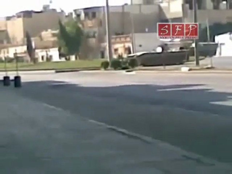 فري برس   حمص تمركز الدبابات على دوار شارع البرازيل 20 8 2011