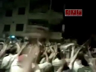 فري برس   حمص الانشاءات رفع الاحذية لبشار 20 8 2011