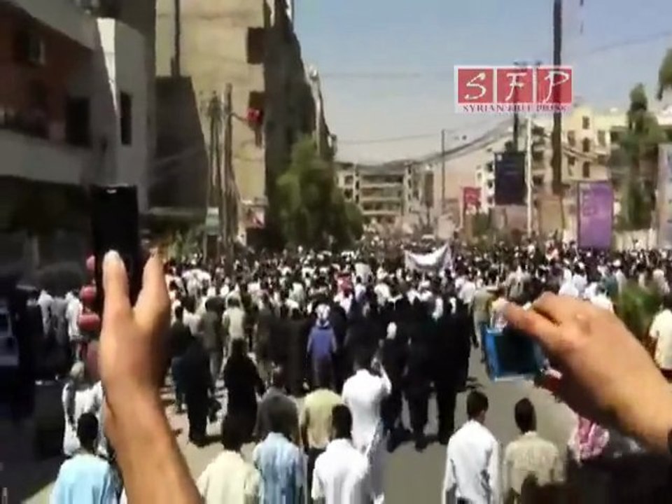 فري برس   ريف دمشق   حرستا الآلاف في تشييع شهيد حرستا باسم رحيم 20 8 2011