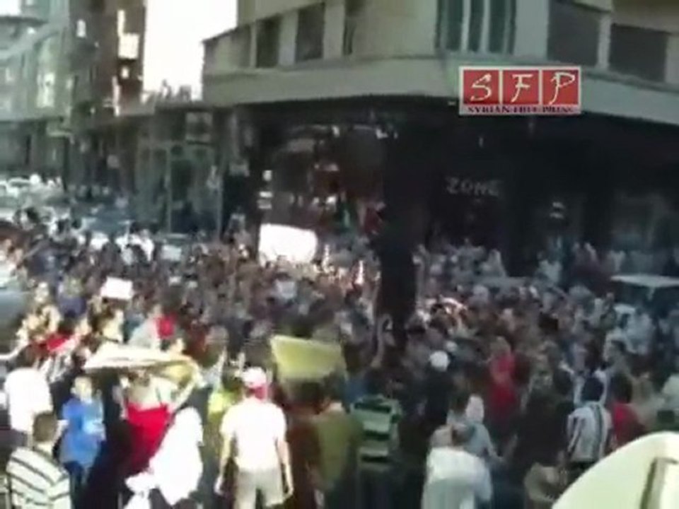 فري برس   حمص شارع الدبلان طالعين بدنا نشيلك يا لعين 21 8 2011