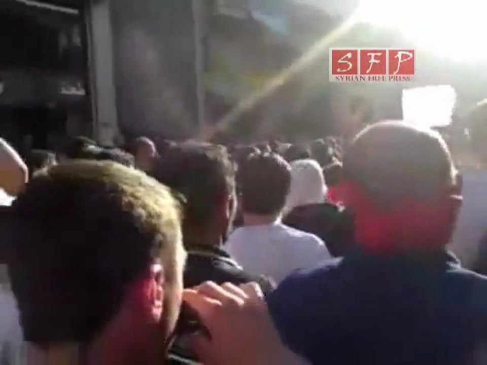 فري برس   حمص رد الحماصنة في شارع الدبلان قبل الخطاب 21 8 2011