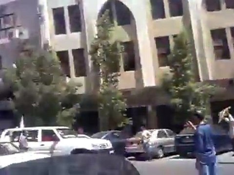 فري برس استقبال المتظاهرين للبعثة الأممية حمص ساحة الحرية 22 8 2011