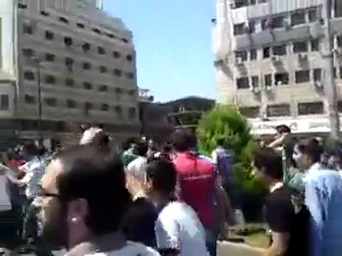 فري برس لحظة وصول الشباب إلى ساحة الحرية حمص 22 8 2011