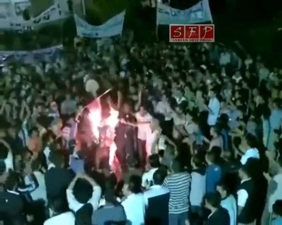 فري برس   حوران الطيبة حرق العلمين الروسي و الايراني في 21 8 2011