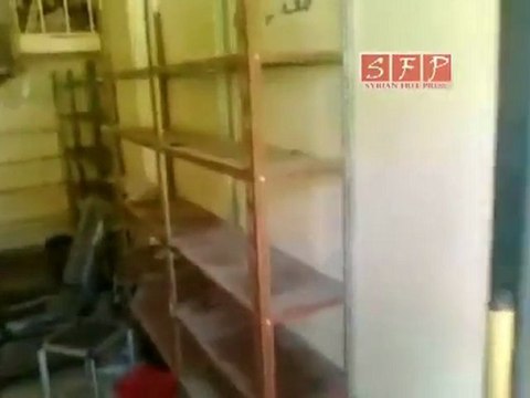 فري برس حماة كرناز تخريب وسرقة المحلات التجارية من قبل الامن والشبيحة23 8 2011