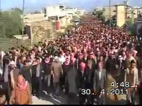 فري برس ‫حشود اهالي جاسم وانخل والحارة وهي تتوجه الى بلدة نمر لتهنة اهالي الشهيد نضال الكوشان 30 4 2011