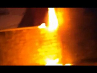 فري برس   حلب     احراق صورة كبيرة لبشار جانب قصر المحافظ