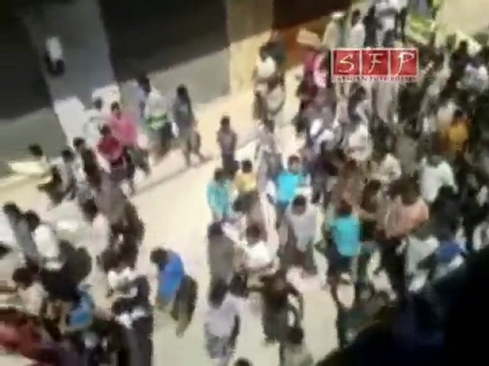 فري برس   حمص تلبيسة مظاهرة وعلم طويل   جمعة الصبر و الثبات 26 8 2011