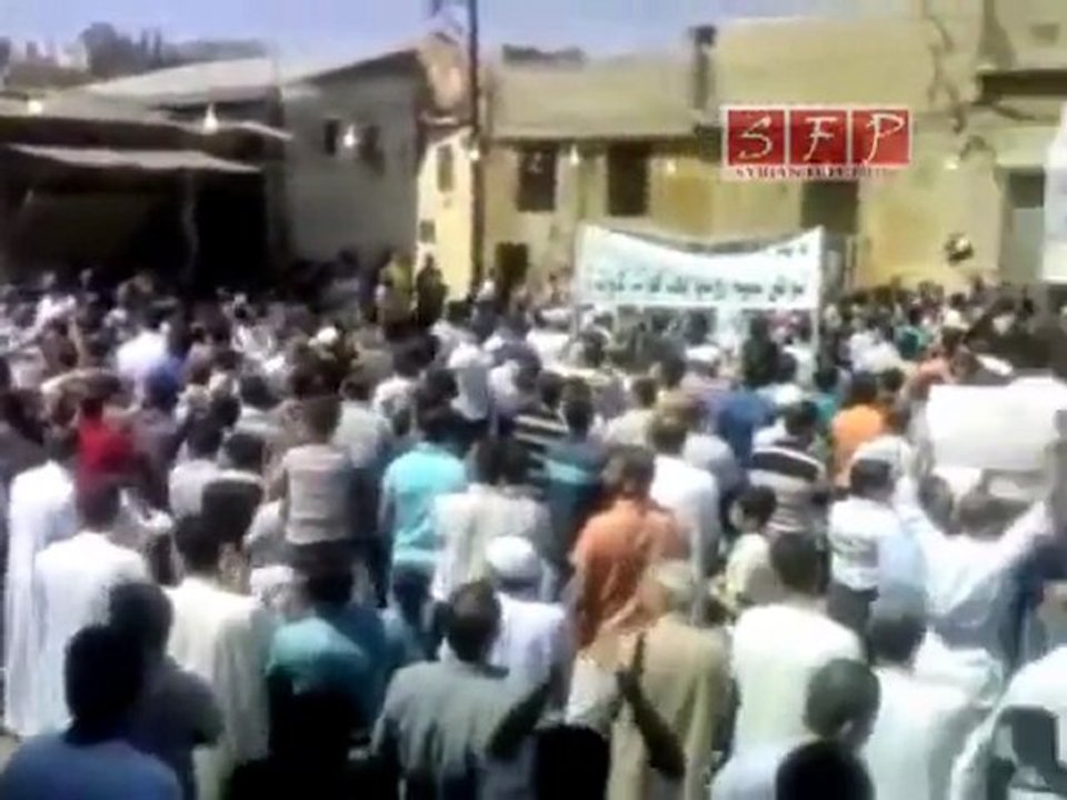 فري برس   حمص   باب هود  لافتة للجامعة العربية جمعة الصبر 26 8 2011