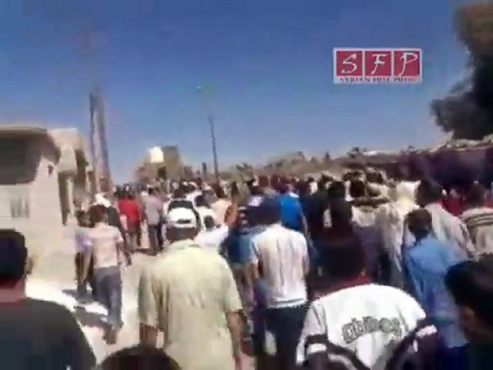 فري برس   تشييع الشهيد المجند حسين المقداد بصرى الشام 27 8 2011