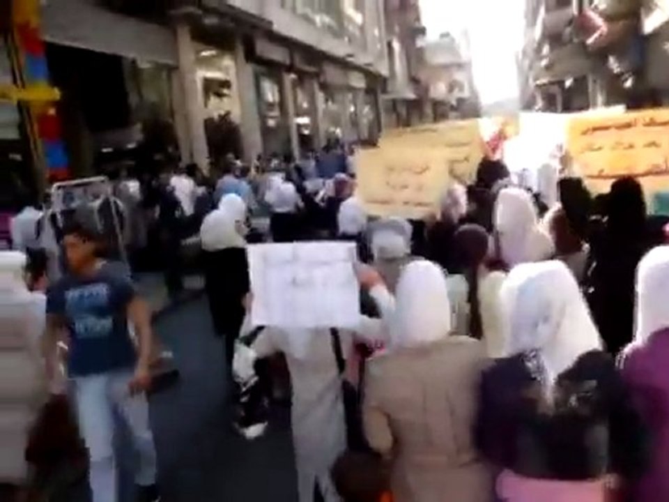 فري برس   حمص شارع الدبلان مظاهرا نسائية 29 8 2011