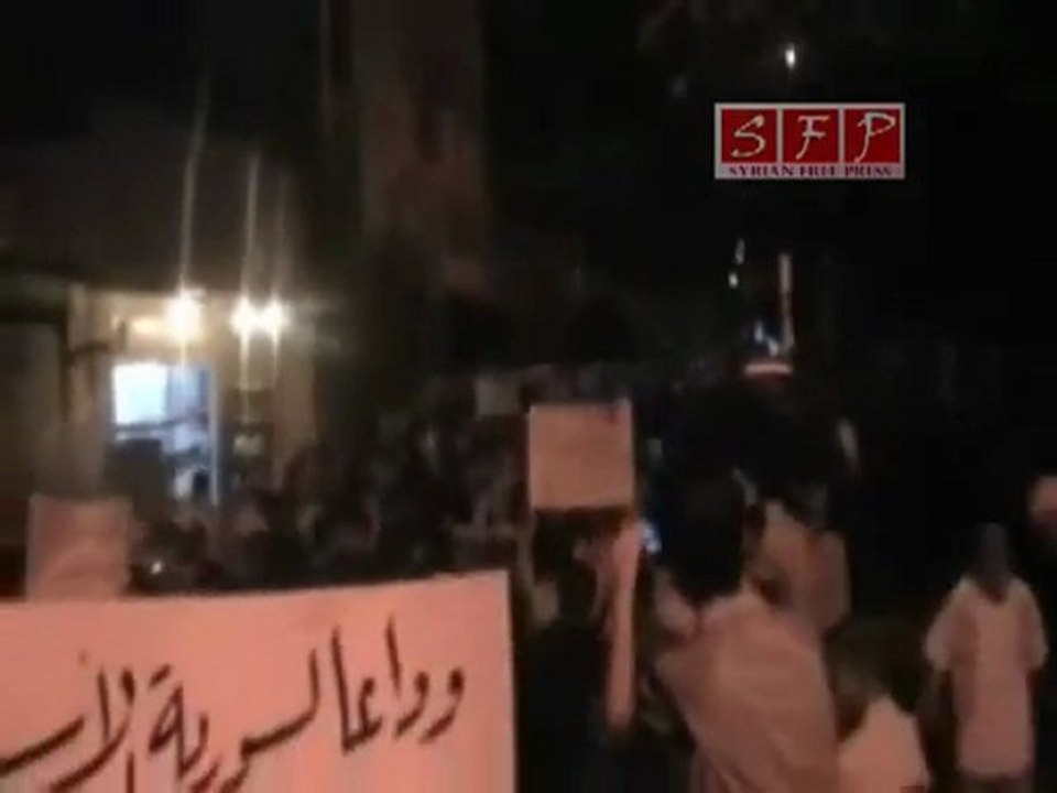 فري برس   دوما لافتات مظاهرة بعد التراويح ثلاثة مقاطع 28 8 2011