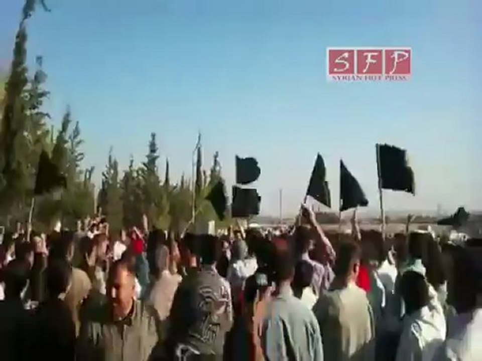 فري برس   حلب   الباب مظاهرة الباب رايات الحداد في المقبرة 30 8 2011