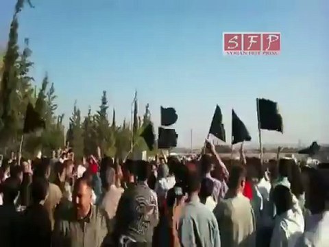 فري برس حلب الباب مظاهرة الباب رايات الحداد في المقبرة 30 8 2011