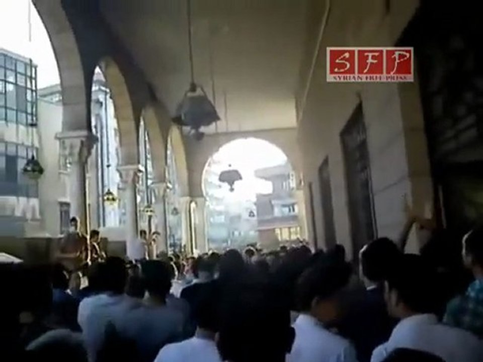 فري برس   رجال جامع الحسن في حي الميدان بعد صلاة عيد الفطر 30 8 2011