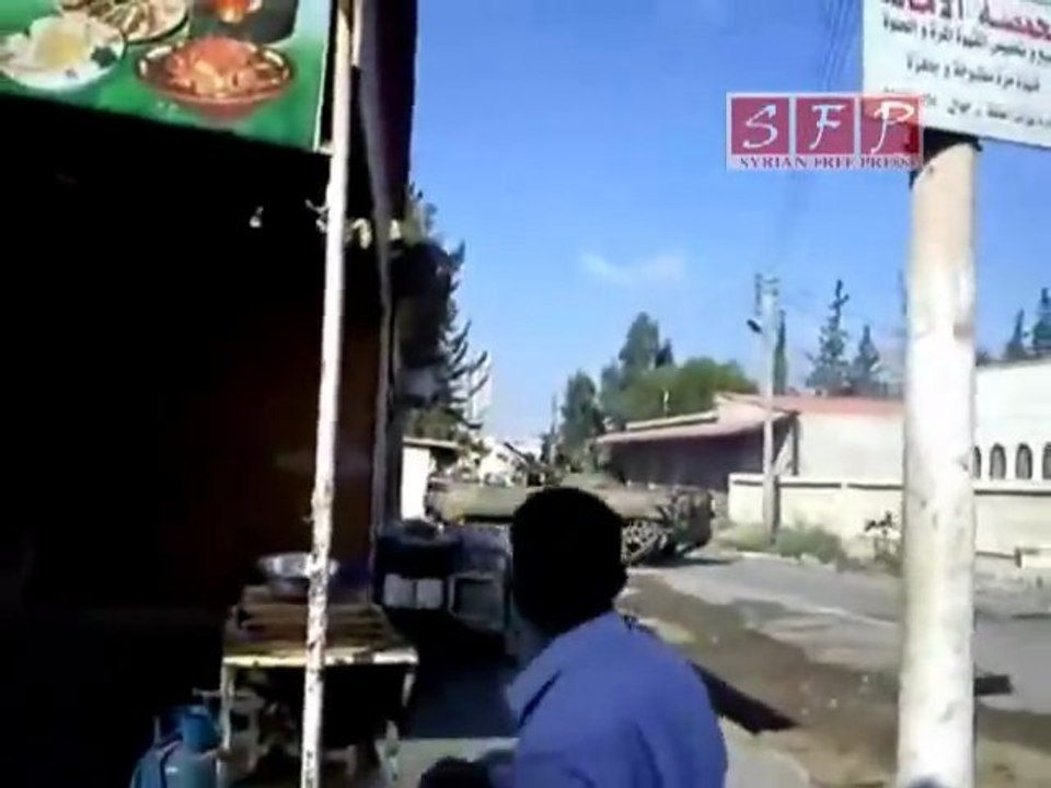 فري برس   حوران  انخل  اطلاق نار كثيف جدا من الدبابات على المتظاهرين  في العيد 30 8 2011