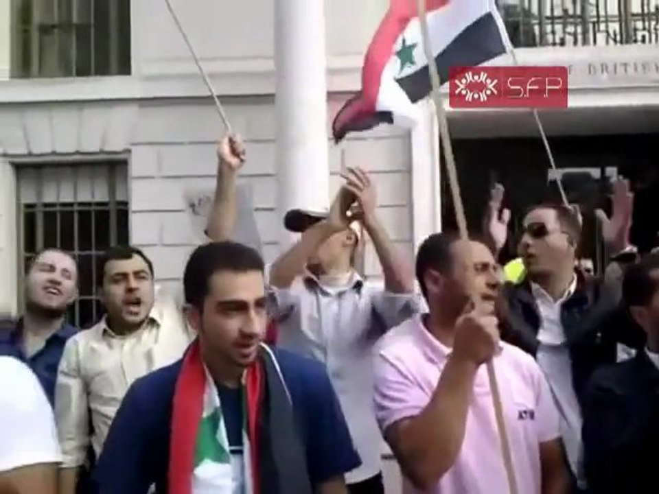 فري برس   مظاهرة السوريين امام السفارة الصينية في لندن 24 09 2011