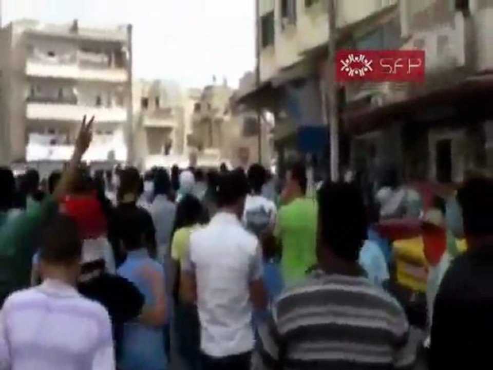 فري برس   مدينة ادلب مظاهرة طلابية للافراج عن زملاء لهم 25 9 2011