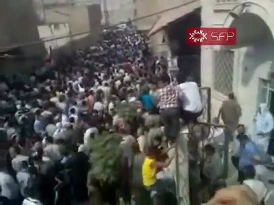 فري برس   دوما تشيع الشهيدين نادر عزة الحلبي و محمود نعمان خضير 25 9 2011