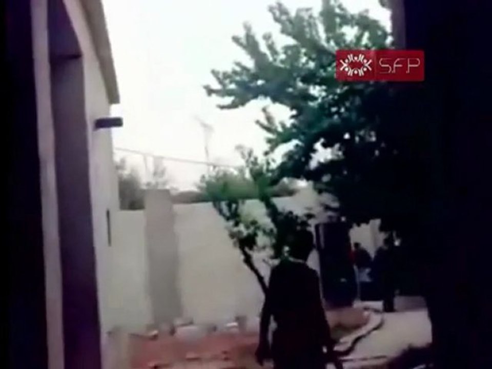 فري برس   درعا الصنمين نهب المنازل من قبل عصابات الاسد 28 9 2011