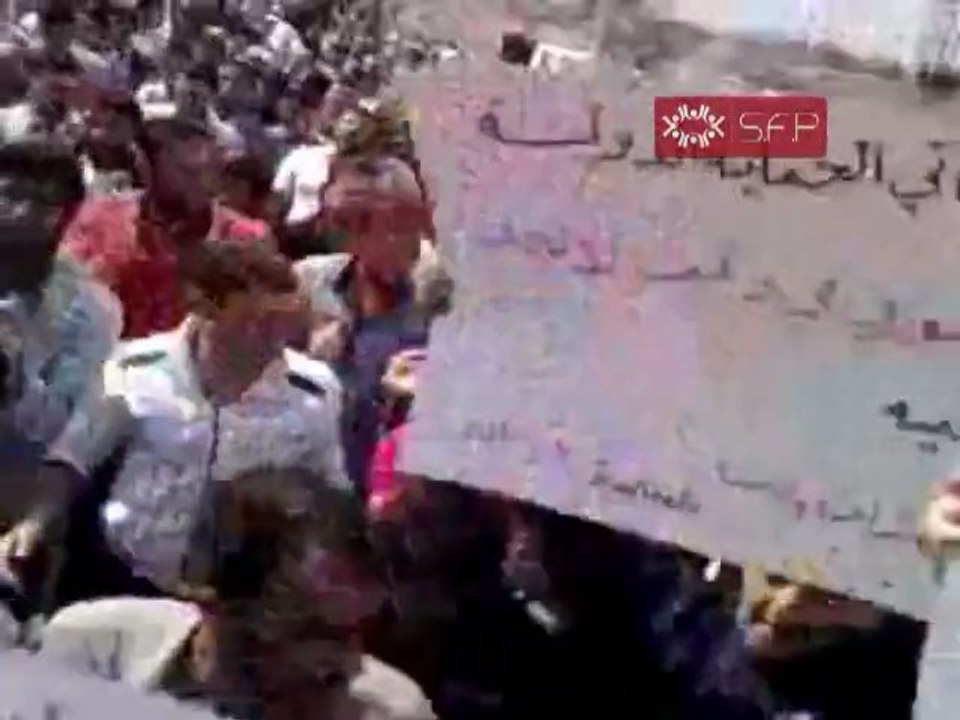 فري برس   حماة قلعة المضيق مظاهرة حاشدة امام المسجد الكبير 30 9 2011