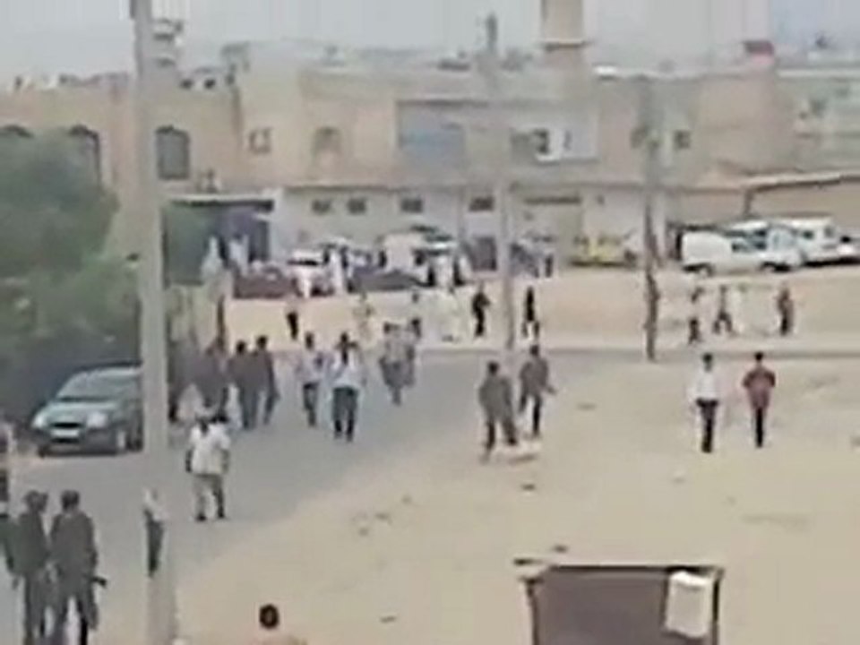 فري برس   معضمية الشام إنتشار عناصر الأمن والشبيحة في ساحة المسجد العمري بالعتاد الكامل 07 10 2011