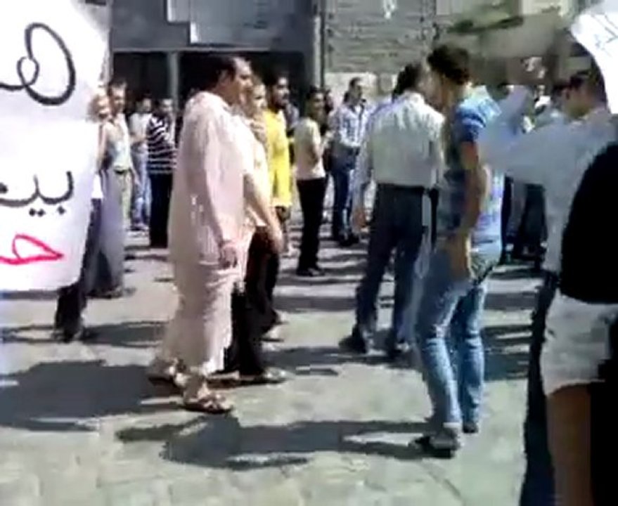 فري برس   حمص   باب هود   حرق العلمين الروسي والصيني 7 10 2011