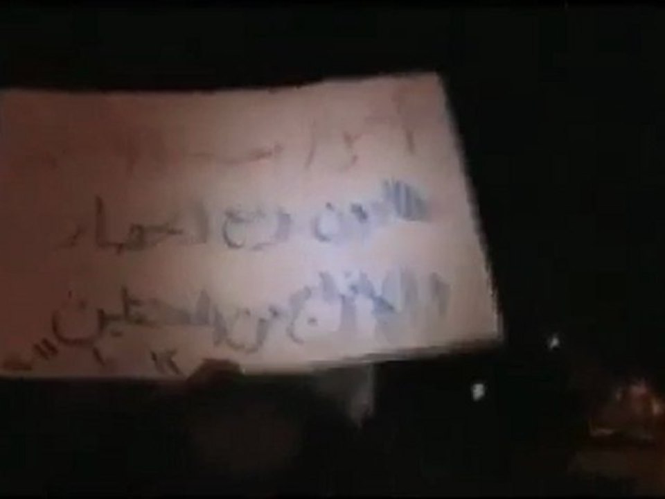 فري برس   الكسوة ريف دمشق رغم التشديد الأمني الكثيف في المدينة استطاع بعض الأحرار الخروج مطالبين بالإفراج عن المعتقلين و دعما لإخوانهم في سو