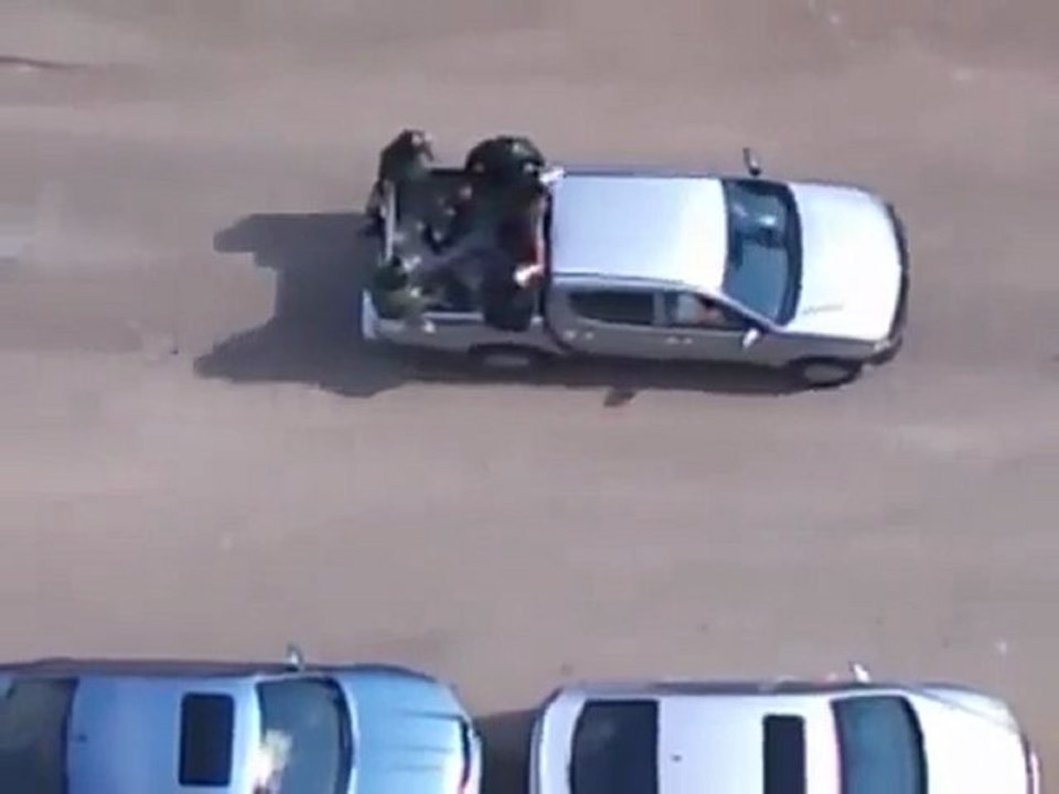 فري برس   اللاذقية   عصابات الأمن والشبيحة قبل صلاة الجمعة 14 10 2011