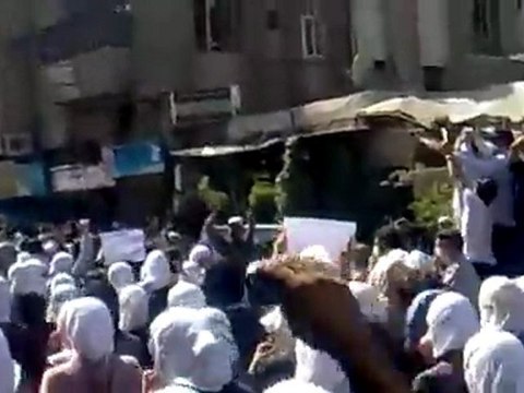 فري برس حرائر الشام في تشييع شهيد حي الميدان الدمشقي ابراهيم شيبان 15 10 2011