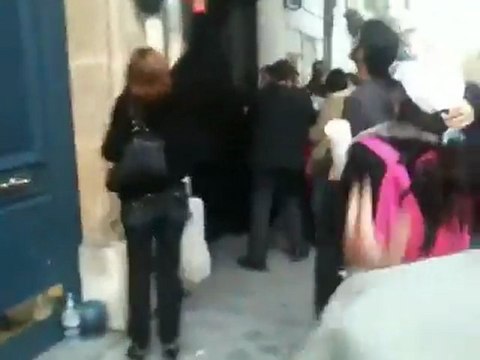 فري برس رفع علم الاستقلال على مبنى المركزالسوري في باريس