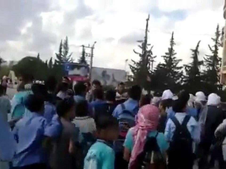 فري برس   ادلب    مظاهرة طلابية مدينة ادلب 16 10 2011