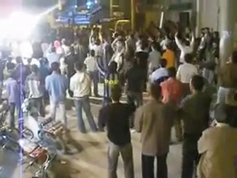 فري برس   ادلب   سرمين    قاشوش سرمين قبل استشهاده بنصف ساعة 17 10 2011 ج1