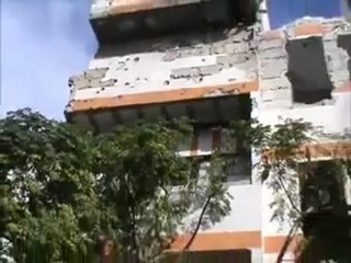 فري برس   الاسلحة التي استخدمتها عصابات الاسد عند اقتحام حي باب السباع واثار التدمير18 10 2011