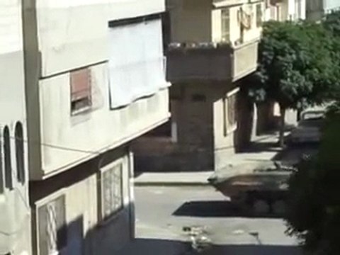 فري برس حمص حي جب الجندلي إطلاق النار من بي م بي على المصلين ومشيعين الجنائز 19 10 2011 ج2