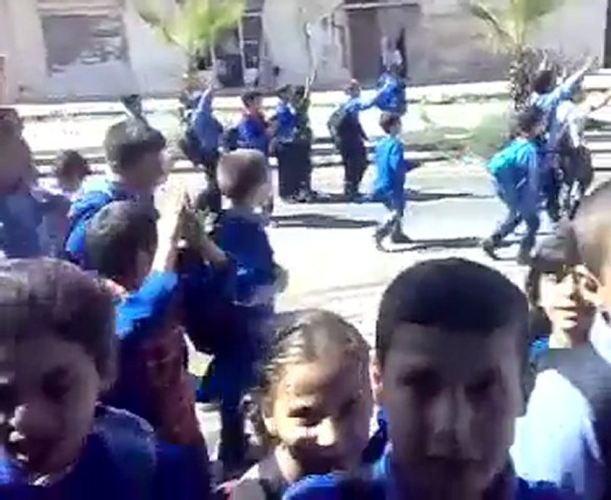 فري برس   الحولة مظاهرة عفوية لتلاميذ المدارس وهم يهتفون خاين خاين خاين الجيش السوري خاين 19 10 2011