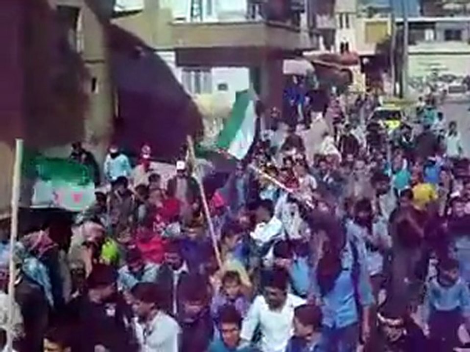 فري برس   مظاهرة طلابية مدينة ادلب 19 10 2011 ج1
