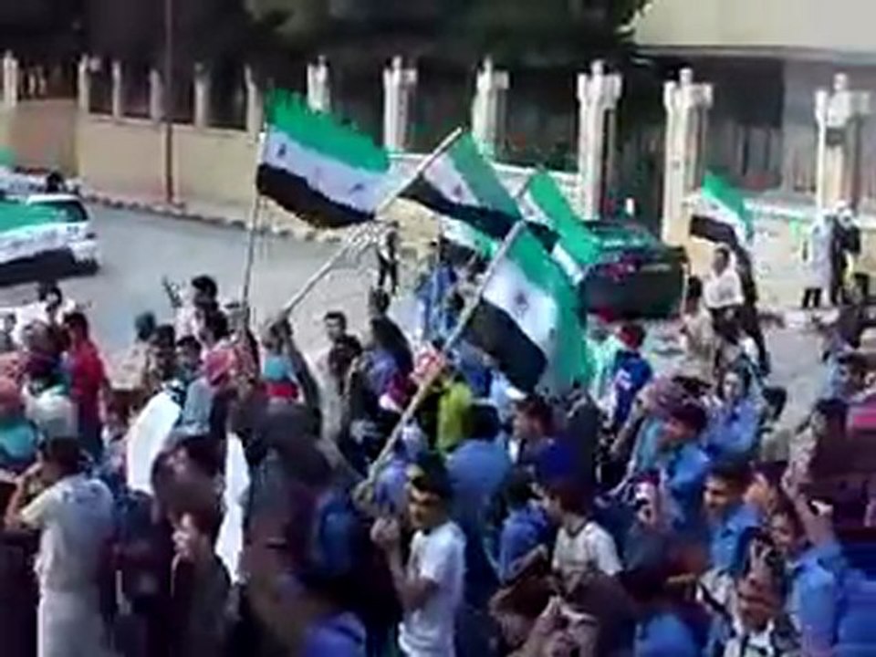 فري برس   مدينة ادلب مظاهرة طلابية اربعاء ادلب الشهامة 19 10 2011 ج1