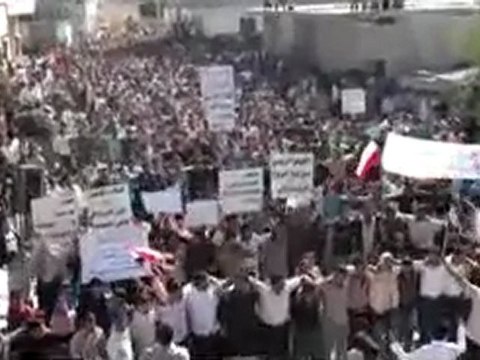 فري برس حمص دير بعلبة الحشود تتجمع رغم المحاولات الفاشلة لتفريقها 21 10 2011